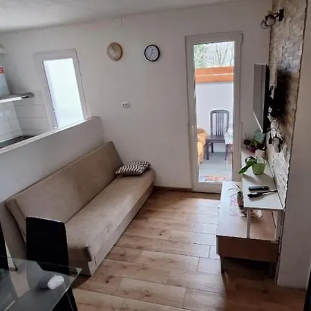 아파트 Apartma River